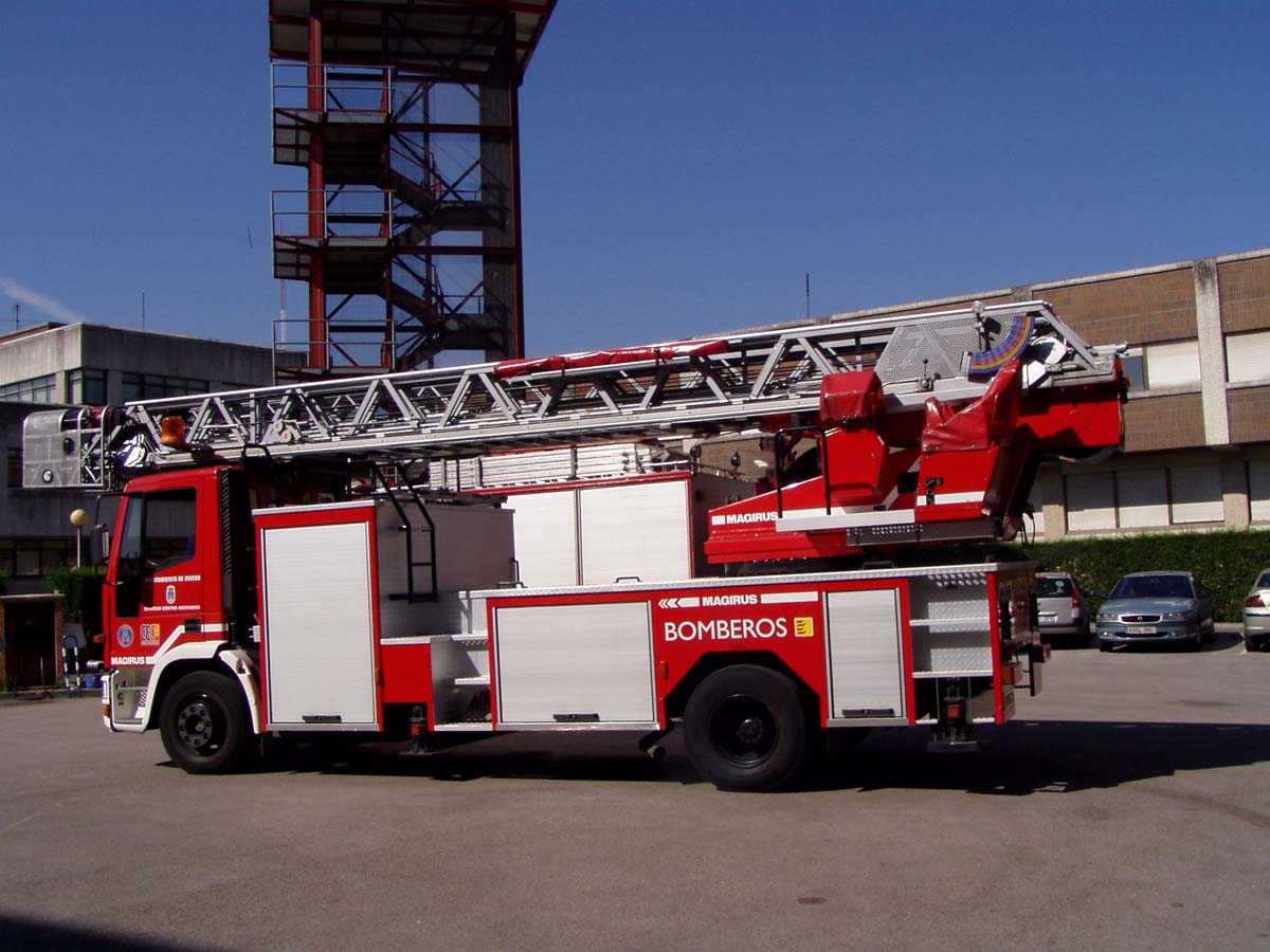 Camión de bomberos con una escalera sobre’l techu, nuna semeya d’archivu.