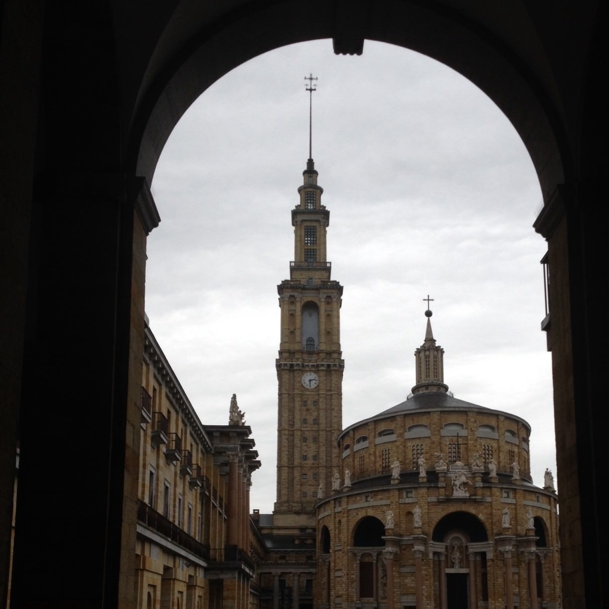 Torre y patiu de La Llaboral, en Xixón, vistos dende un arcu