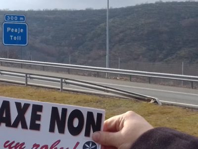 Man mostrando un cartel revindicativu del Peaxe