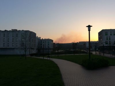 Vista d’El Lauredal con edificios, zona verde y cielu al atapecer; fotografía d’archivu