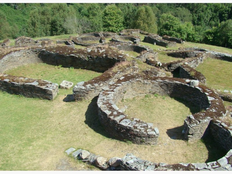 Restos de les construcciones de piedra del Castru de Cuaña, en Villacondide.