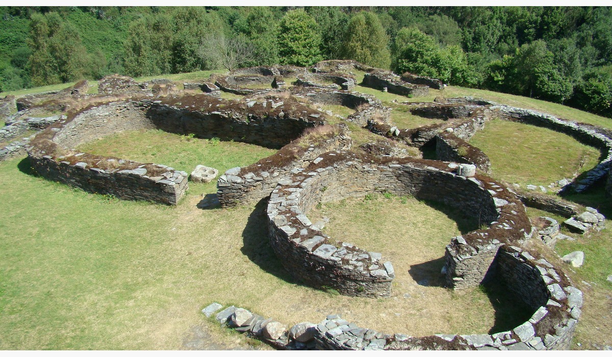 Restos de les construcciones de piedra del Castru de Cuaña, en Villacondide.