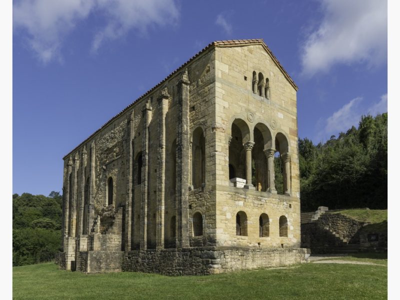 Santa María del Naranco, edificiu prerrománicu del sieglu IX nel monte Naranco.