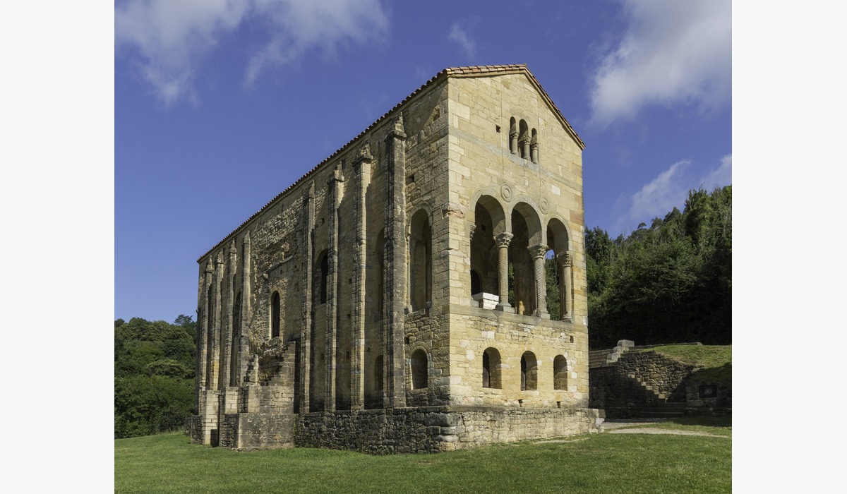 Santa María del Naranco, edificiu prerrománicu del sieglu IX nel monte Naranco.