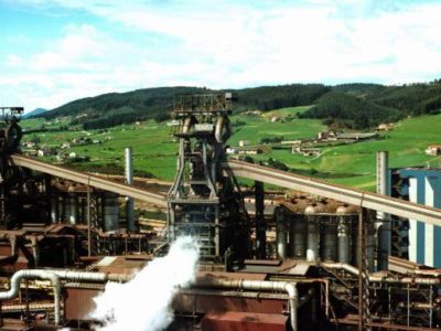 Planta industrial d’ArcelorMittal n’Asturies, sector afectáu pola ampliación europea del mecanismu CBAM.