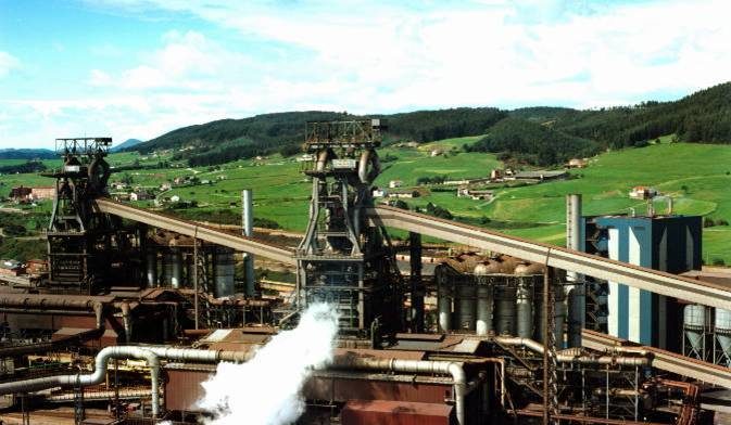 Planta industrial d’ArcelorMittal n’Asturies, sector afectáu pola ampliación europea del mecanismu CBAM.