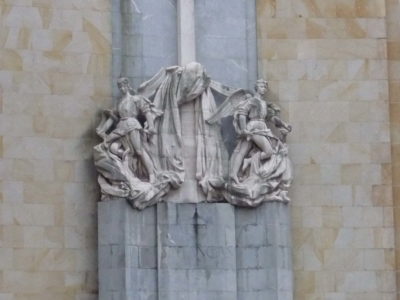 Monumentu del Simancas na fachada del colexu de La Inmaculada de Xixón
