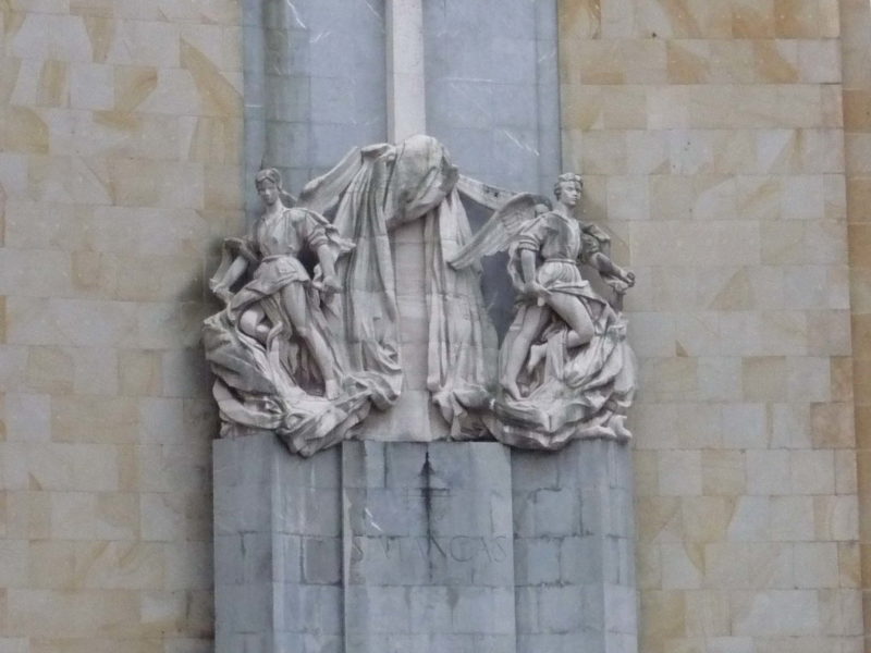 Monumentu del Simancas na fachada del colexu de La Inmaculada de Xixón