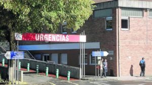 Entrada d'urxencies en Les Arriondes, onde se negó hospitalización a una nonaxenaria enferma de gripe
