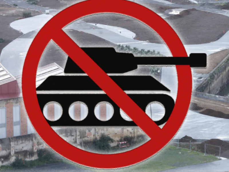 Símbolu de prohibición sobre un vehículu militar, superpuestu a un espaciu industrial n’Asturies, pa illustrar l’aderique sobre la industria militar y Indra