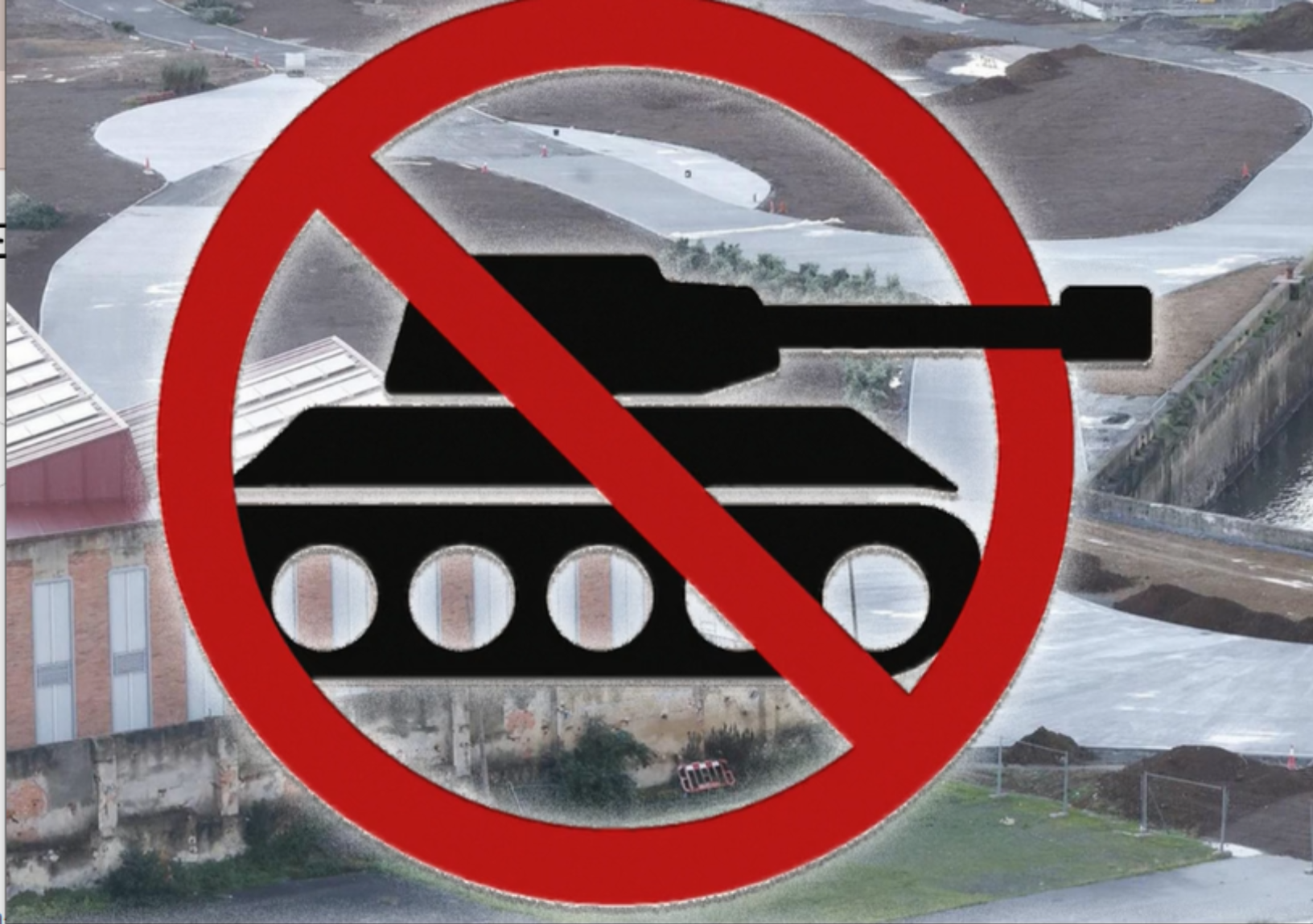 Símbolu de prohibición sobre un vehículu militar, superpuestu a un espaciu industrial n’Asturies, pa illustrar l’aderique sobre la industria militar y Indra