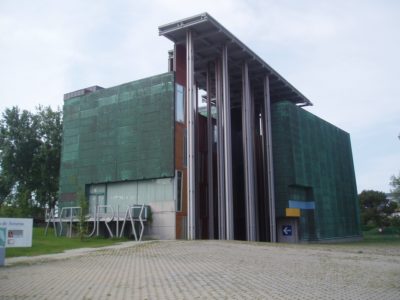 Edificiu d’entrada del Muséu del Pueblu d’Asturies, en Xixón.