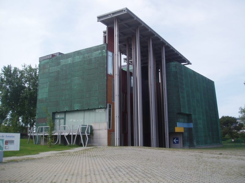 Edificiu d’entrada del Muséu del Pueblu d’Asturies, en Xixón.