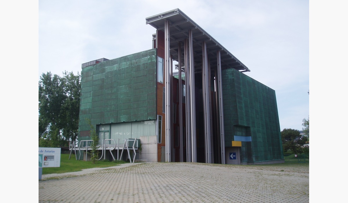 Edificiu d’entrada del Muséu del Pueblu d’Asturies, en Xixón.