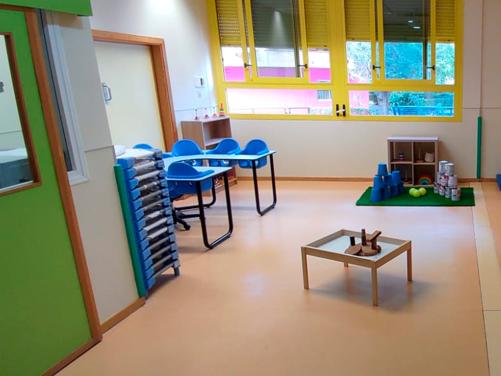 Aula vacía con mobiliariu y xuguetes infantiles