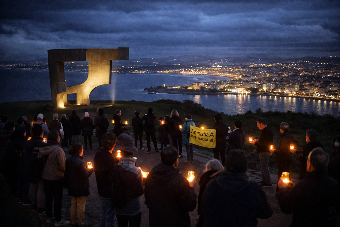 Actu simbólicu con lluz en Santa Catalina, Xixón, en defensa de los derechos de les persones migrantes