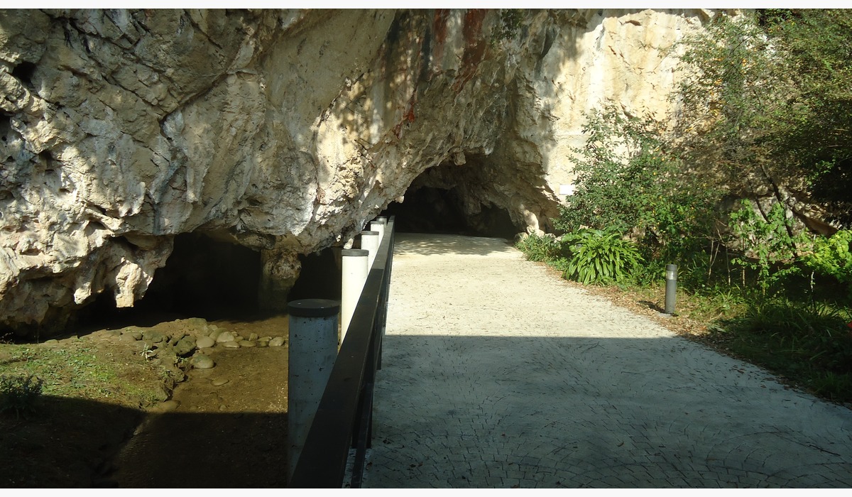 Entrada de la Cueva de Tito Bustillo, en Ribeseya.