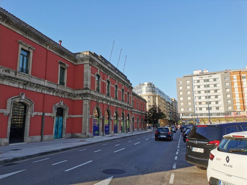 Fachada de l’antigua Estación del Norte, sede del Muséu del Ferrocarril d’Asturies en Xixón.