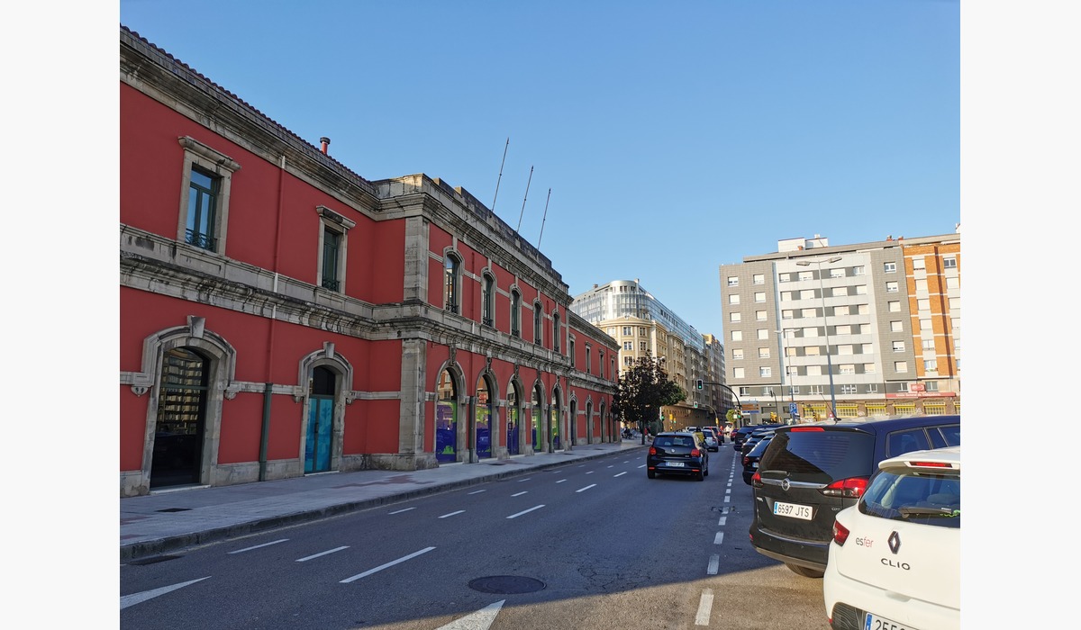 Fachada de l’antigua Estación del Norte, sede del Muséu del Ferrocarril d’Asturies en Xixón.