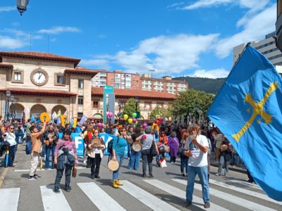 Manifestación con banderes asturianes nel centru d’Uviéu