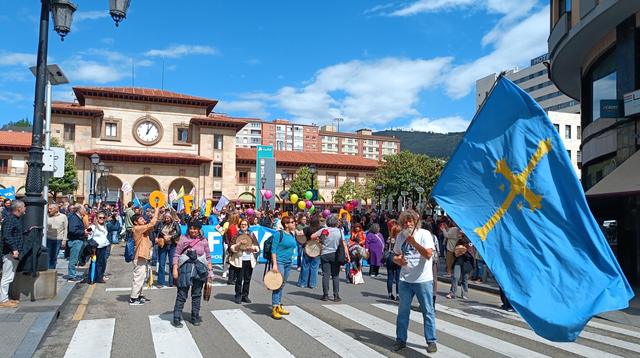 Manifestación con banderes asturianes nel centru d’Uviéu