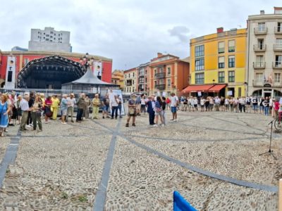 Concentración pola sanidá pública nuna plaza de Xixón