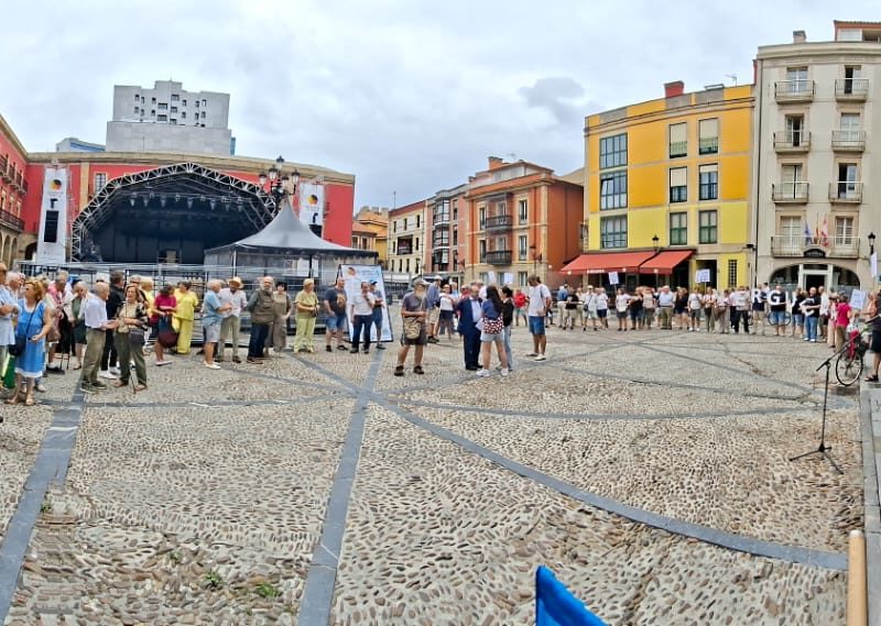 Concentración pola sanidá pública nuna plaza de Xixón