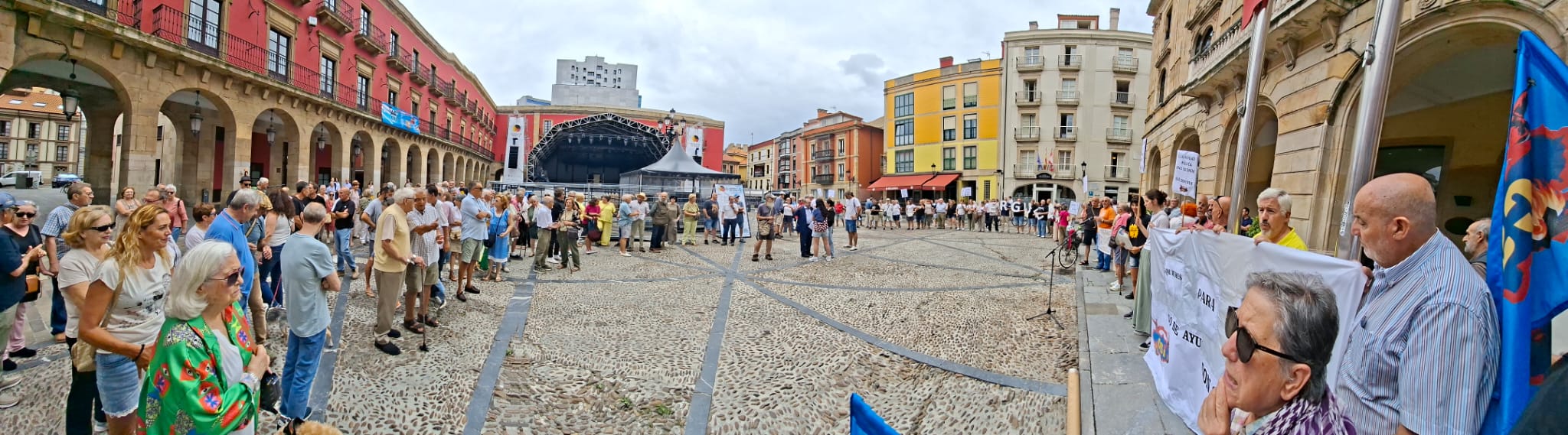 Concentración pola sanidá pública nuna plaza de Xixón