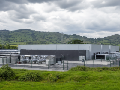 Instalaciones d’un centru de datos nun paisaxe industrial asturianu