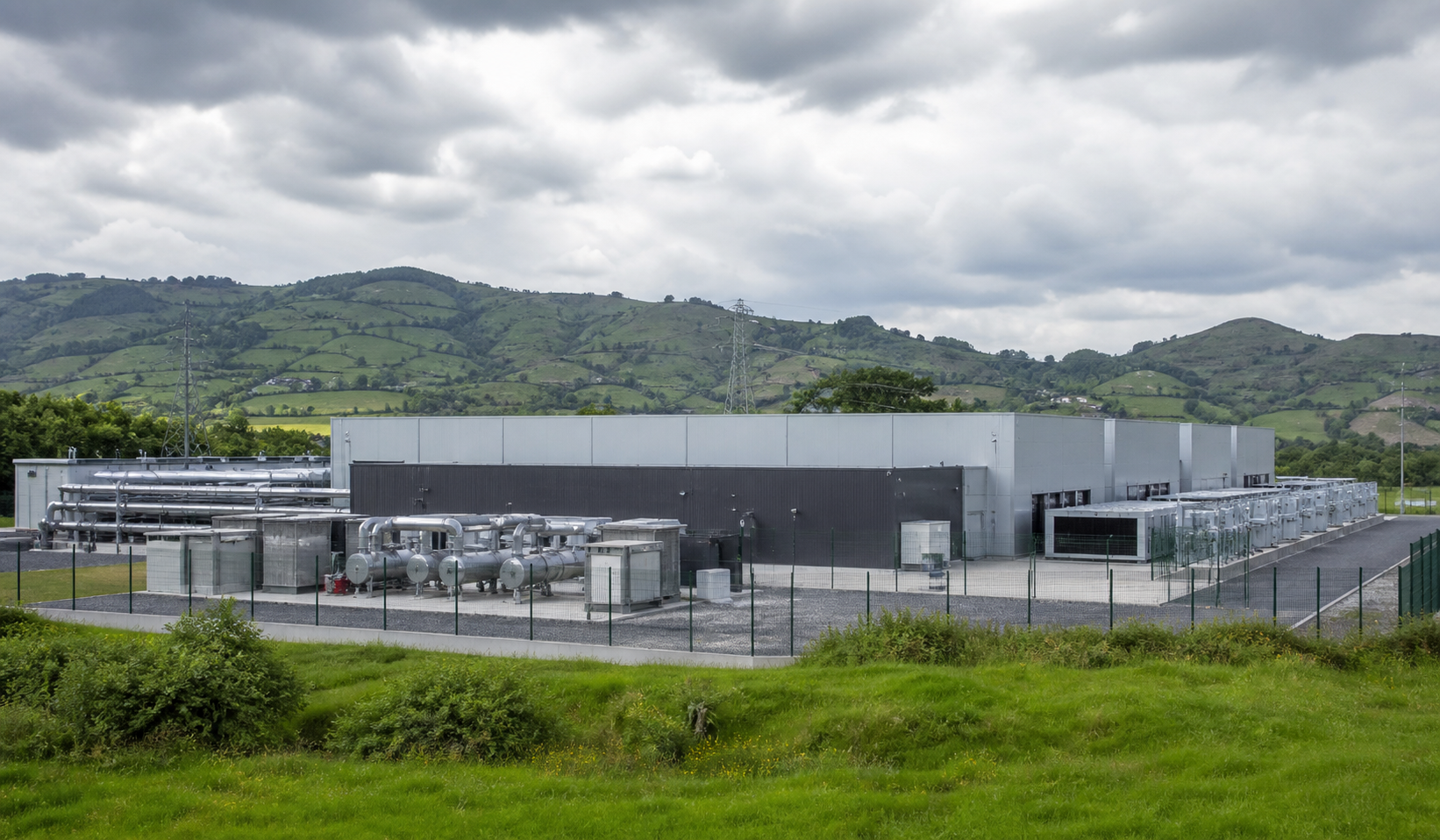 Instalaciones d’un centru de datos nun paisaxe industrial asturianu