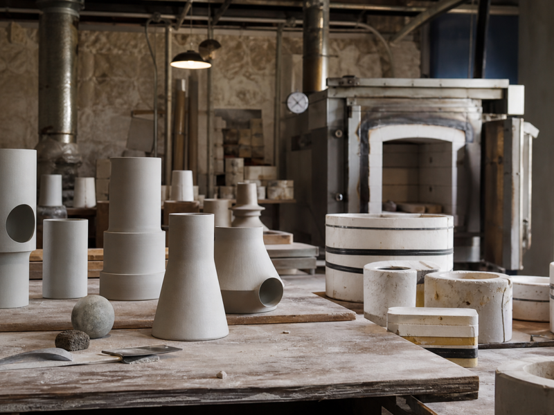 Piezas y ferramientes nun taller de cerámica contemporánea