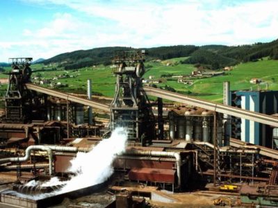 Vista d’una planta siderúrxica d’ArcelorMittal n’Asturies, con altos fornos, conducciones y instalaciones industriales.