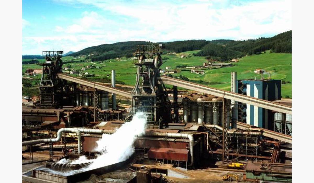 Vista d’una planta siderúrxica d’ArcelorMittal n’Asturies, con altos fornos, conducciones y instalaciones industriales.