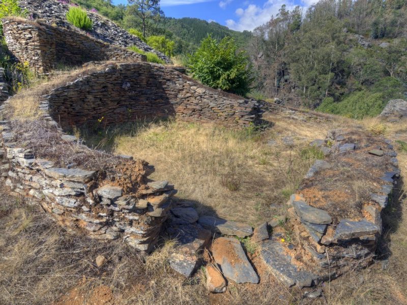 Vista parcial del Castru de Pendia, en Bual, con estructures de piedra y el paisaxe del occidente asturianu.