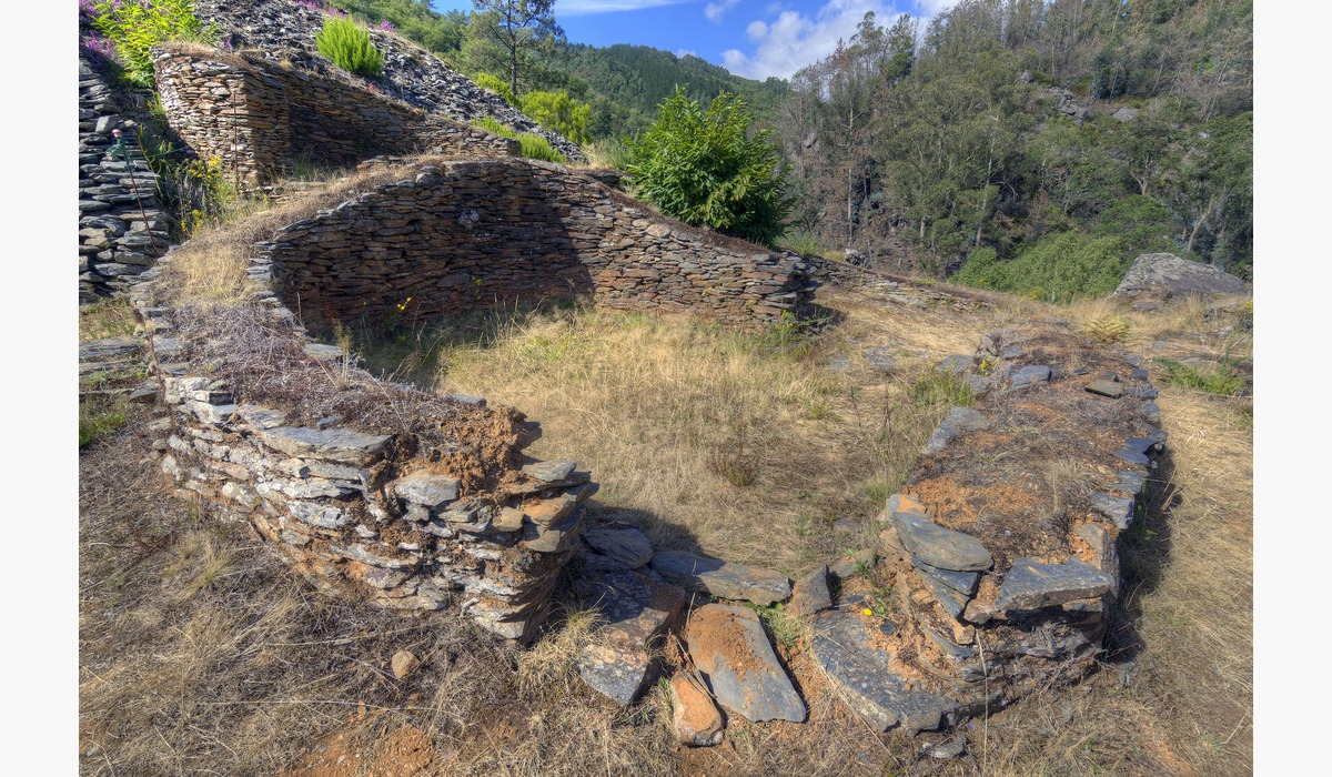 Vista parcial del Castru de Pendia, en Bual, con estructures de piedra y el paisaxe del occidente asturianu.