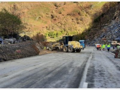 Maquinaria y operarios trabayando na calzada de l’AP-66 na zona afectada pol argayu del Güerna.