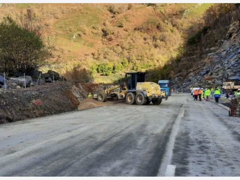 Maquinaria y operarios trabayando na calzada de l’AP-66 na zona afectada pol argayu del Güerna.