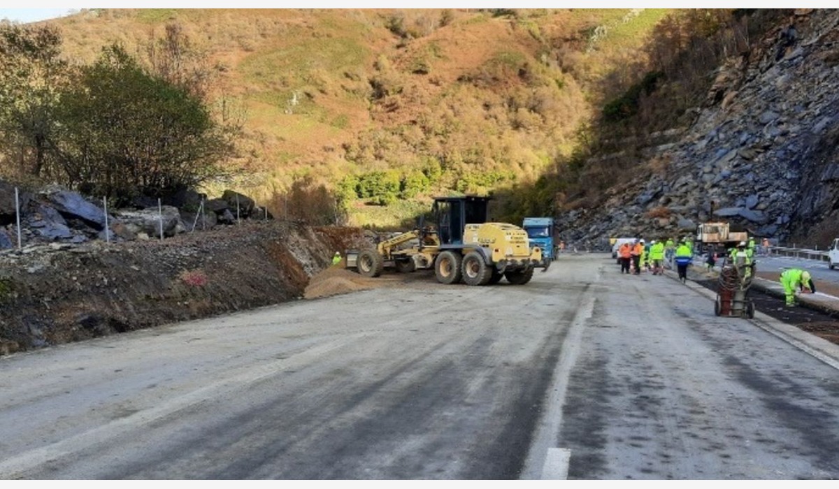 Maquinaria y operarios trabayando na calzada de l’AP-66 na zona afectada pol argayu del Güerna.