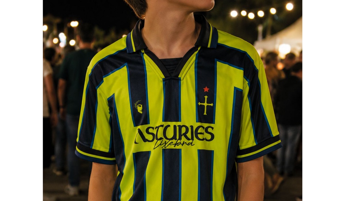 Imaxe d’archivu d’una camiseta con Asturies, usada pa contextualizar una información sobre violencia d’odiu.