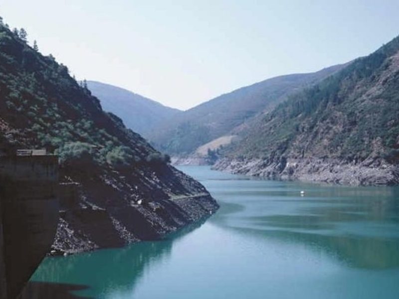 Embalse de Grandas de Salime ente montes del occidente d’Asturies.
