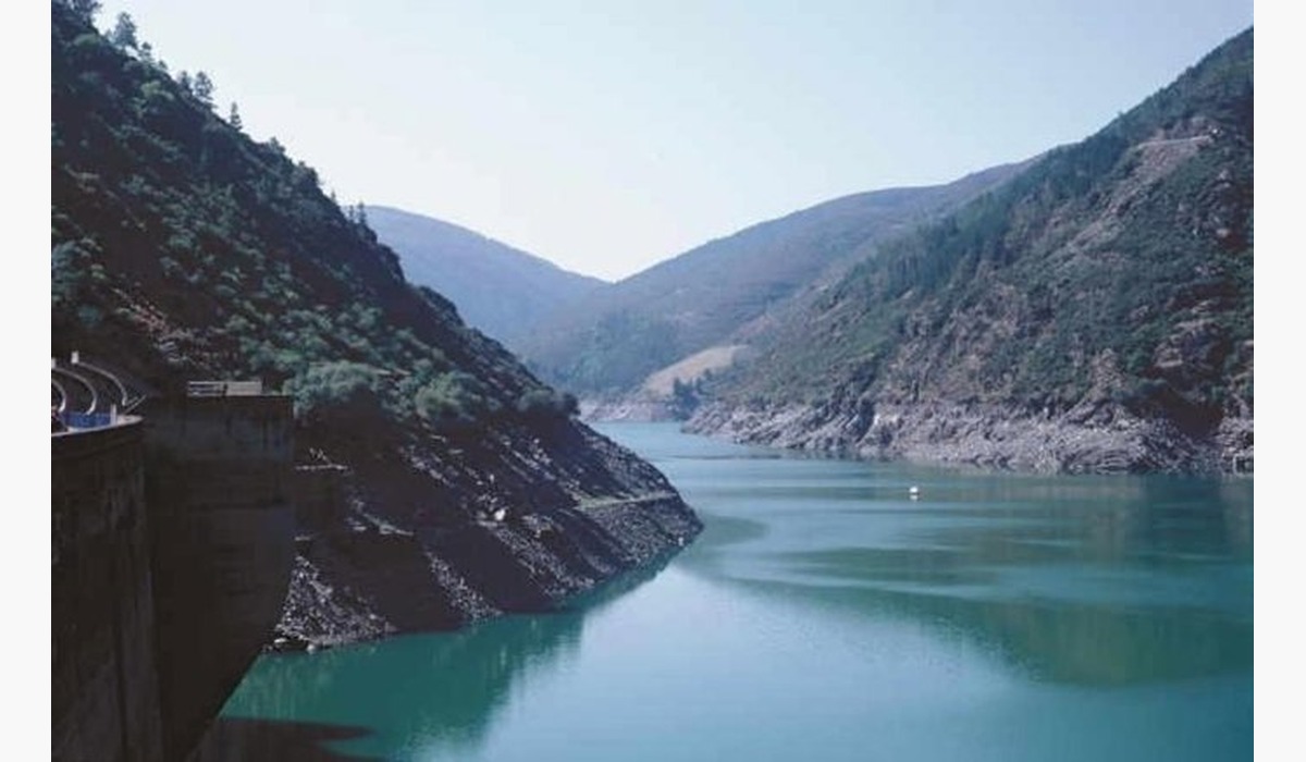 Embalse de Grandas de Salime ente montes del occidente d’Asturies.