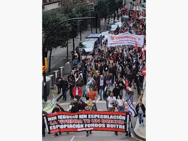 Manifestamientu multitudinariu pela vivienda en Xixón con pancartes contra la especulación y los fondos utre.