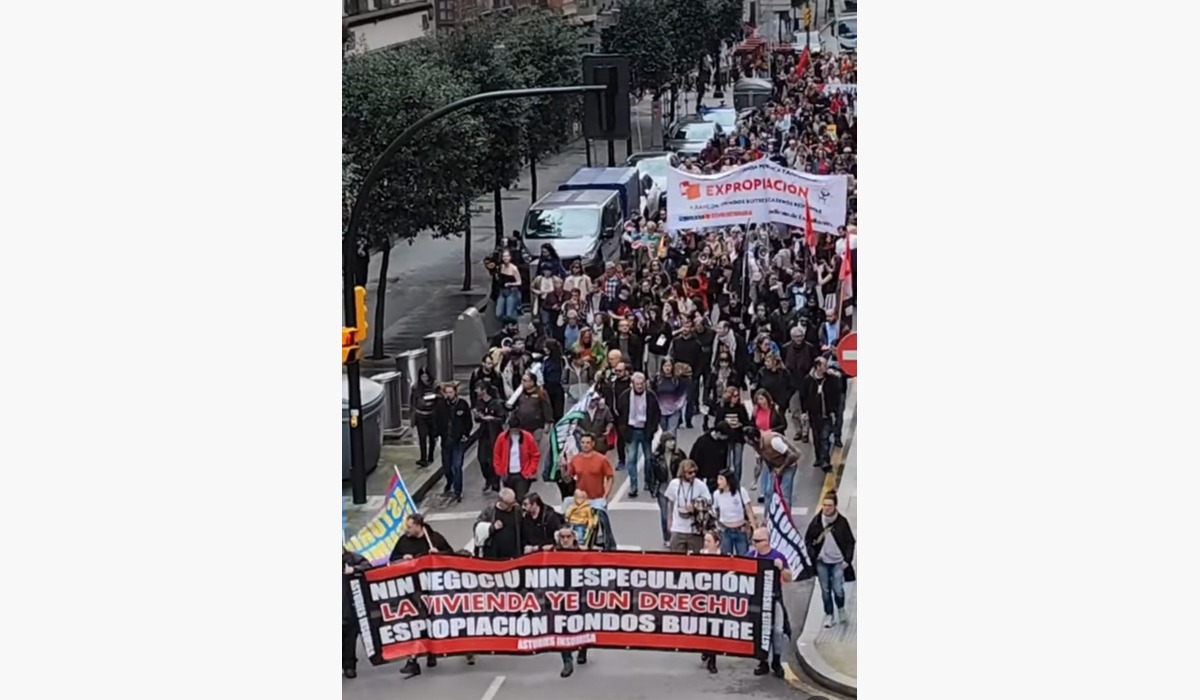 Manifestamientu multitudinariu pela vivienda en Xixón con pancartes contra la especulación y los fondos utre.