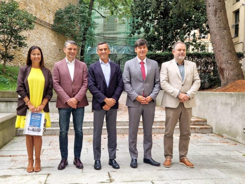 Responsables del Gobiernu d’Asturies, la Cámara de Comerciu d’Uviéu y ASPA na presentación del Plan Renove de vehículos.