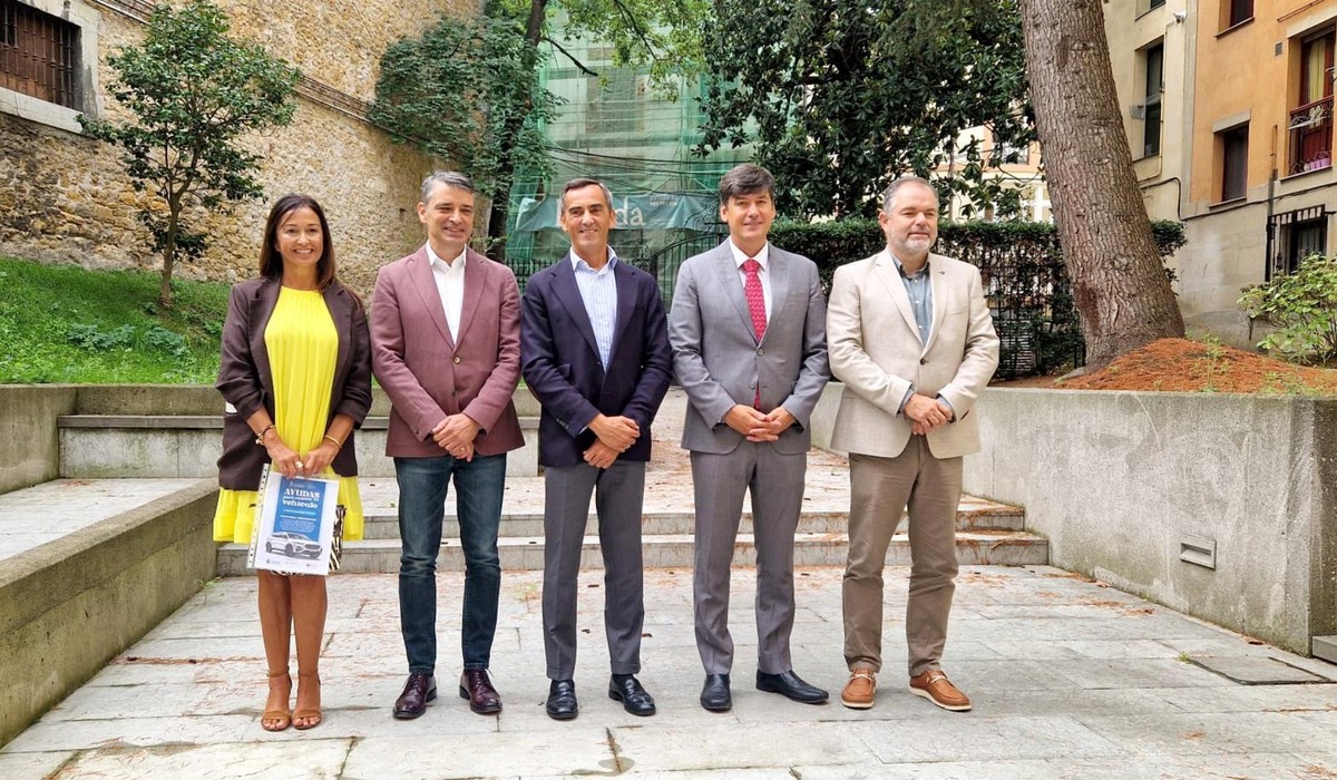 Responsables del Gobiernu d’Asturies, la Cámara de Comerciu d’Uviéu y ASPA na presentación del Plan Renove de vehículos.