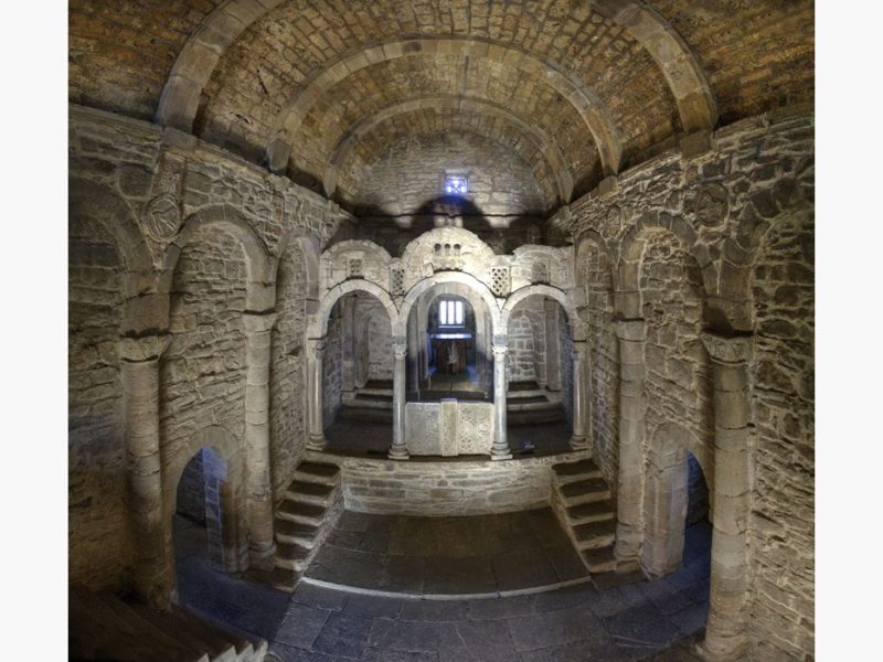 Interior de Santa Cristina de Ḷḷena, col iconostasiu que dixebra la nave de la zona oriental del templu.