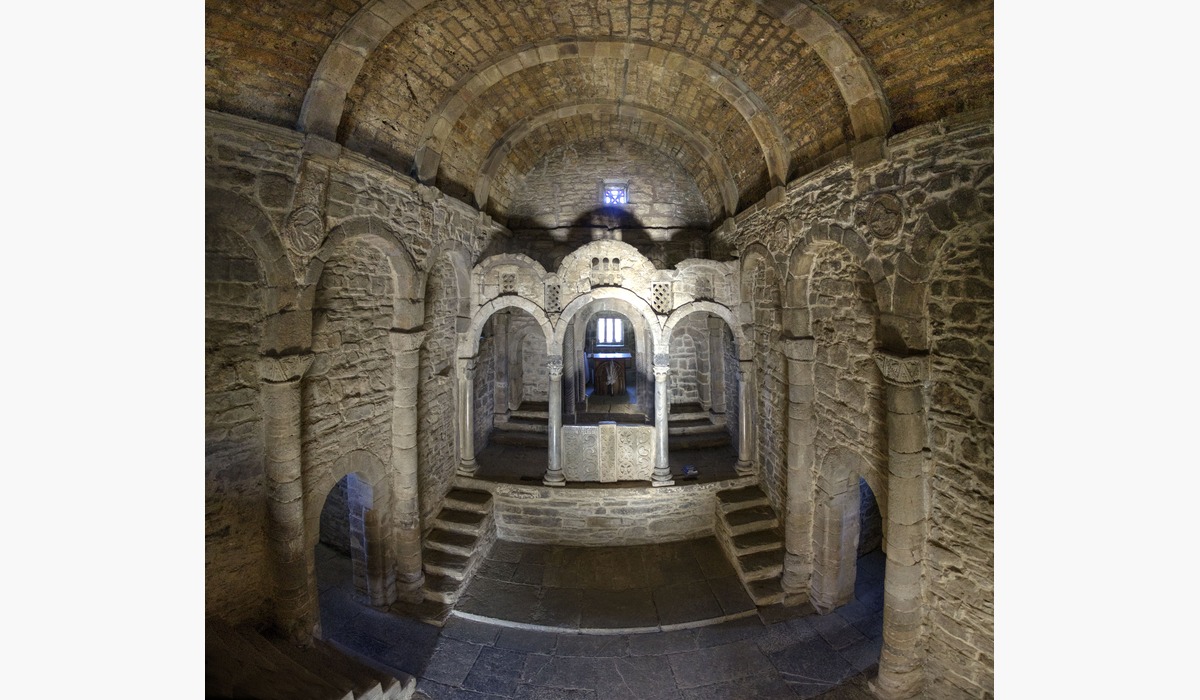 Interior de Santa Cristina de Ḷḷena, col iconostasiu que dixebra la nave de la zona oriental del templu.