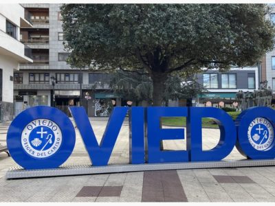 Lletreru azul d’Uviéu na plaza del Carbayón.