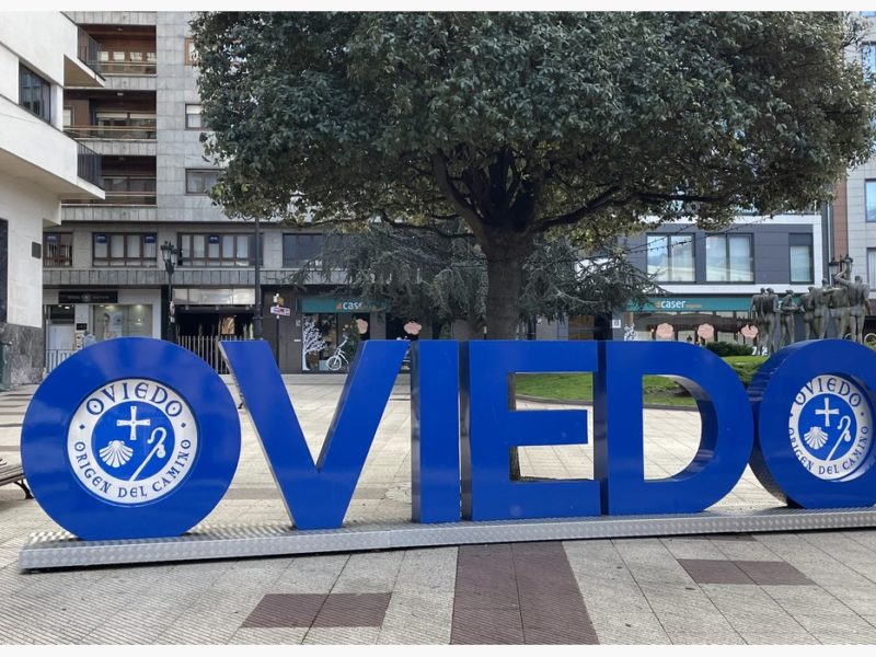 Lletreru azul d’Uviéu na plaza del Carbayón.