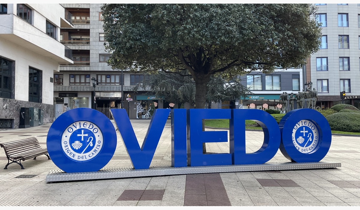 Lletreru azul d’Uviéu na plaza del Carbayón.